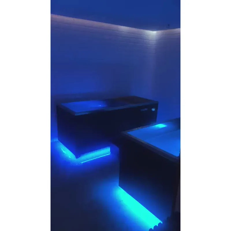 Swedish Cold Generation 4S Eisbad 190x78x87 mit LED-Beleuchtung in moderner Wellness-Umgebung