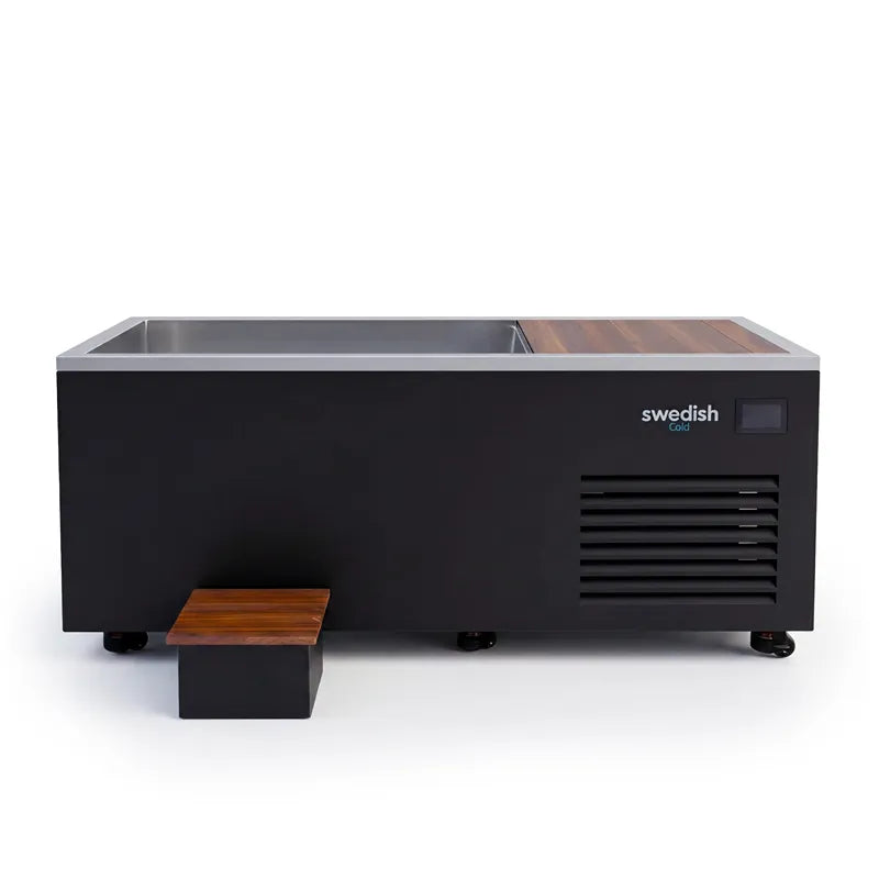 Swedish Cold Generation 5 Eisbad mit integrierter Kühlung, schwarzes Becken mit Holzabdeckung und Steinstufe