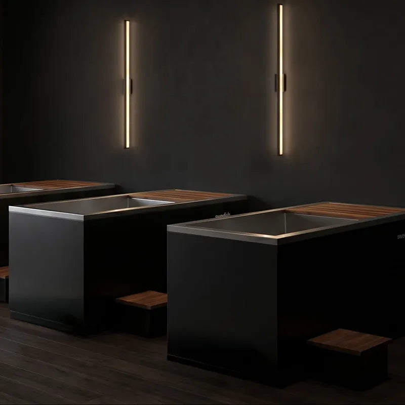 Swedish Cold Generation 5 Eisbad mit schwarzem Design, Holztrittflächen und integrierter Kühlung in moderner Wellnesseinrichtung