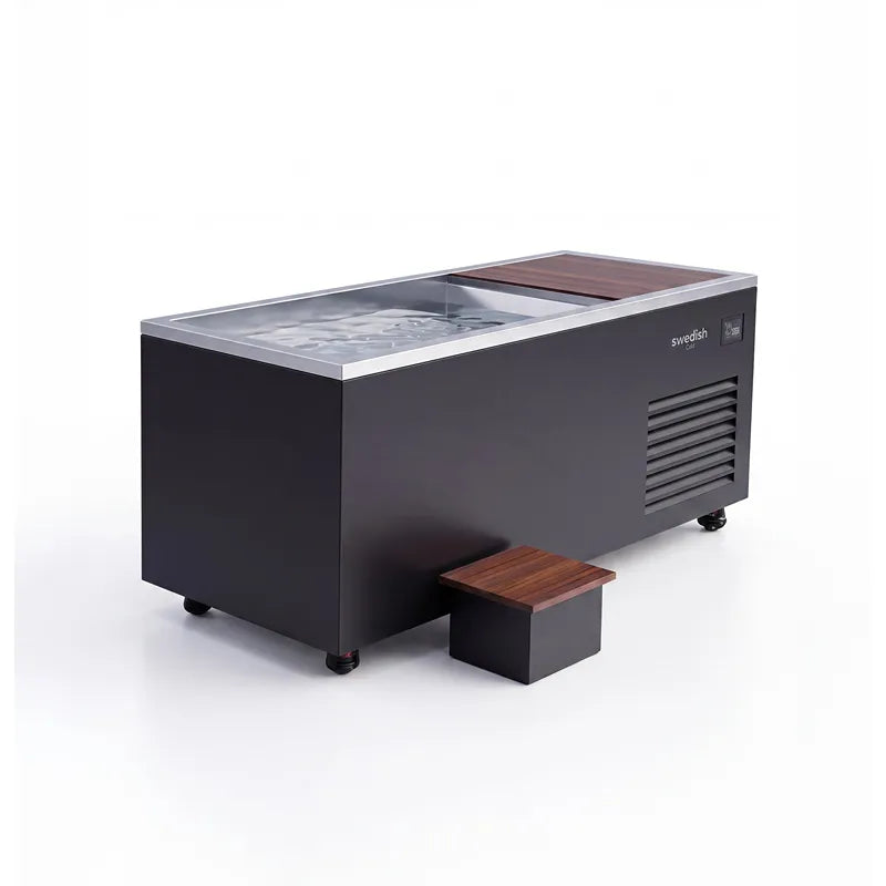 Swedish Cold Generation 5 Eisbad mit integrierter Kühlung, schwarzes Design mit silbernem Rand, Holzabdeckung und Einstiegstreppe