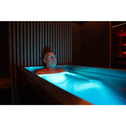Mann entspannt in Swedish Cold Generation 5 Eisbad mit blauer LED-Beleuchtung und integrierter Kühlung