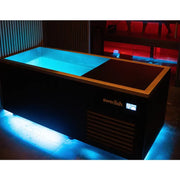 Swedish Cold Generation 5 Eisbad mit leuchtend blauem Wasser und integrierter Kühlung, modernes Design mit Holzrahmen