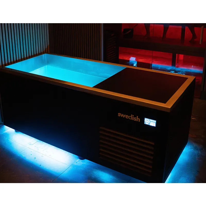 Swedish Cold Generation 5 Eisbad mit leuchtend blauem Wasser und integrierter Kühlung, modernes Design mit Holzrahmen