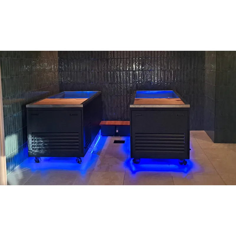 Swedish Cold Generation 5 Eisbad mit blauer LED-Beleuchtung und Holzabdeckung in moderner Wellness-Umgebung