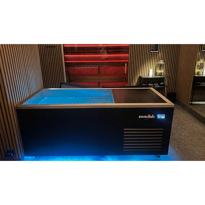 Swedish Cold Generation 5 Eisbad mit blauem Wasserbecken und integrierter Kühlung in modernem Wellnessraum