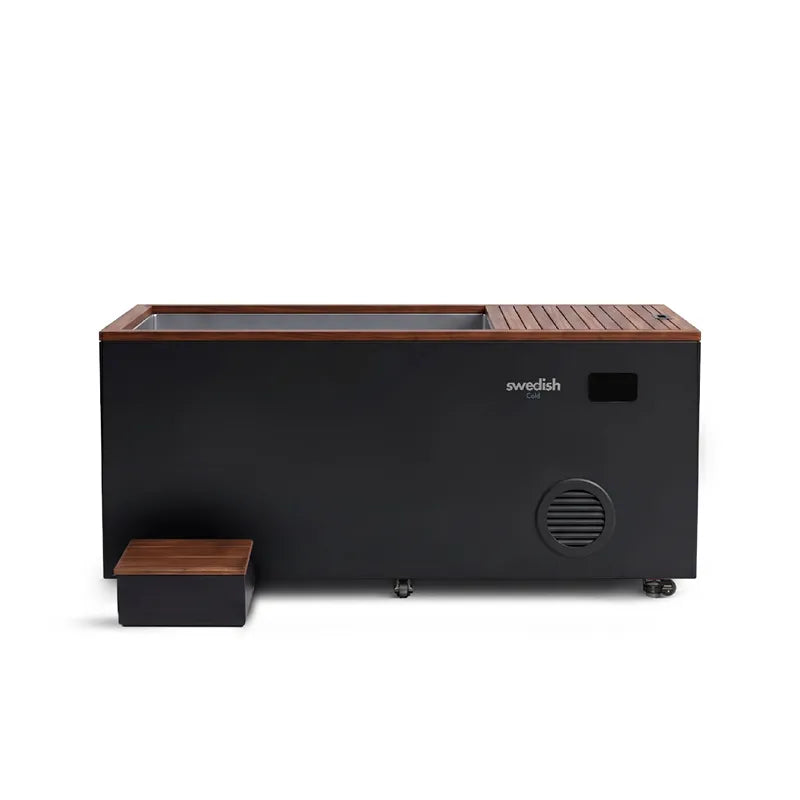 Swedish Cold Generation 5 Eisbad mit schwarzem Gehäuse, Holzrand und integrierter Kühlung