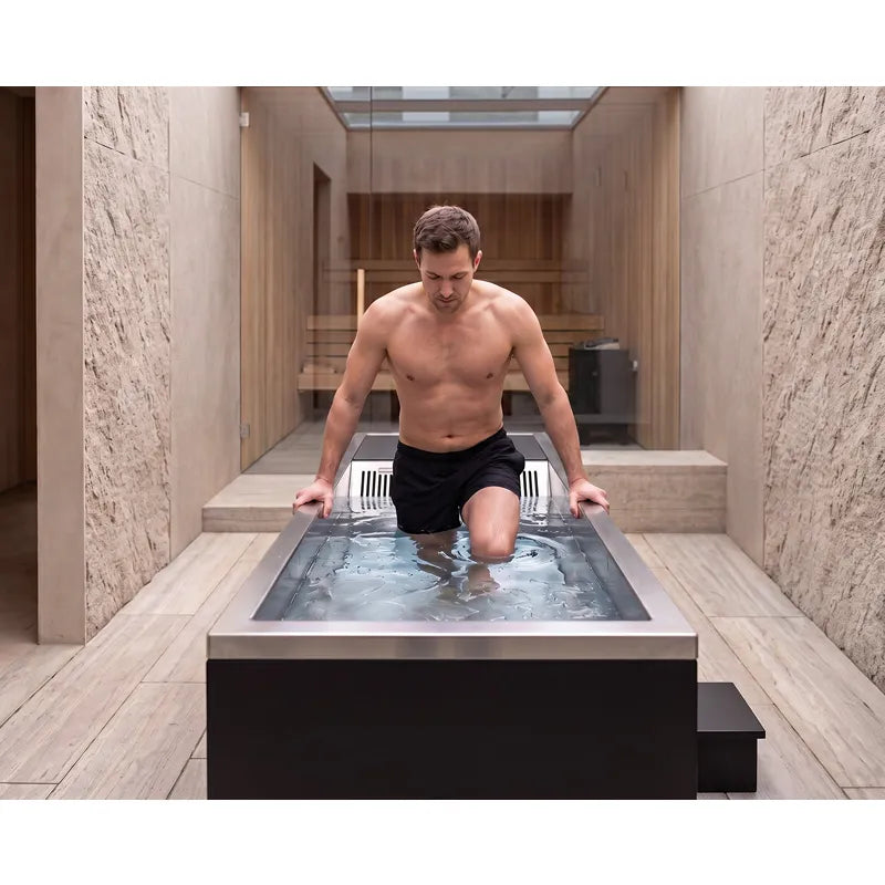 Mann nutzt Swedish Cold Generation 6 Commercial Eisbad in modernem Wellness-Raum mit Natursteinwänden