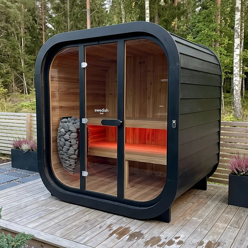 Swedish Cold Grand Escape Gartensauna 4 Personen 90°C mit schwarzem Außengehäuse und Holzinnenraum auf Terrasse