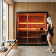 Swedish Cold Heritage traditionelle Sauna mit Holzinnenraum, Sitzbänken und Infrarotheizung in modernem Wohnraum