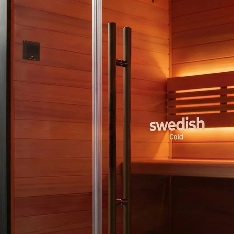 Swedish Cold Heritage Traditionelle Sauna Innenraum mit Holzbänken und warmem Licht