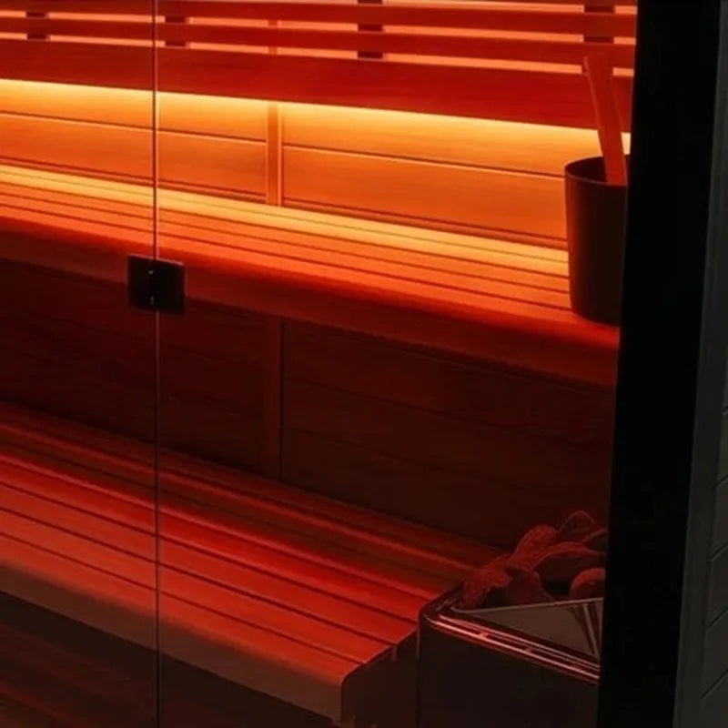 Swedish Cold Heritage Sauna Innenraum mit Holzbänken und roter Wärmestrahlung