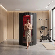 Swedish Cold Sanctuary Solo Infrarot-Innensauna 1 Person in modernem Fitnessraum mit Mann