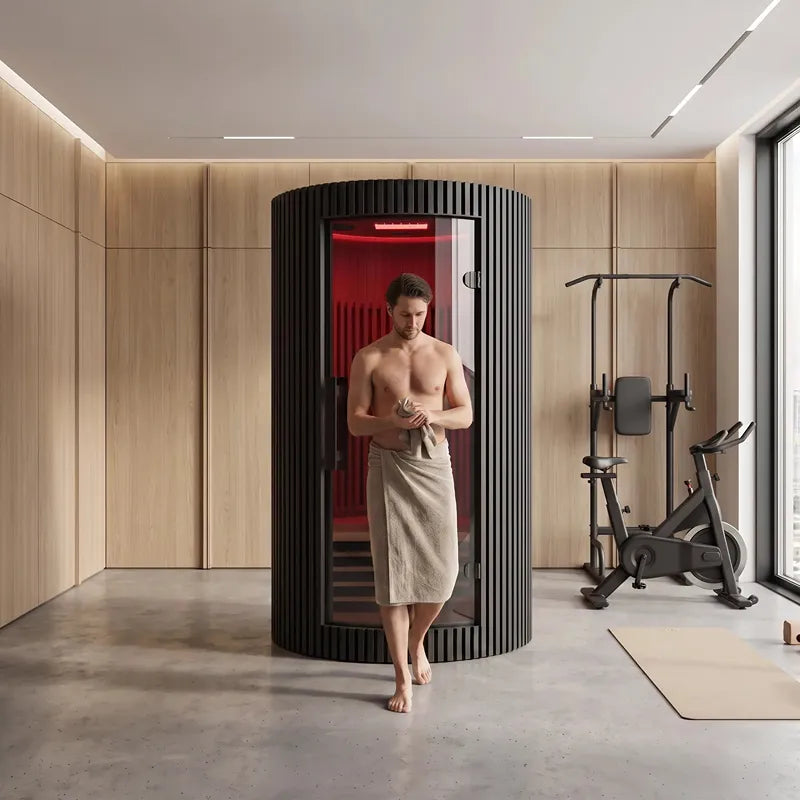 Swedish Cold Sanctuary Solo Infrarot-Innensauna 1 Person in modernem Fitnessraum mit Mann