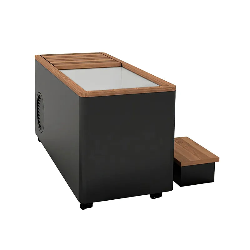 Swedish Cold Generation 4S Eisbad mit schwarzem Korpus, Holzrand und integrierter Trittplattform für entspannte Eisbademöglichkeit.