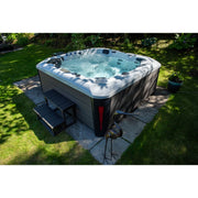 Tokyo Premium Hot Tub von Platinum Spas – Außenansicht mit Einstiegstreppe im stilvoll angelegten Gartenbereich