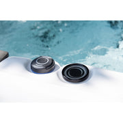 Detailansicht der Bedienelemente am Tokyo Premium Hot Tub von Platinum Spas – Steuerung der Massagedüsen direkt am Beckenrand