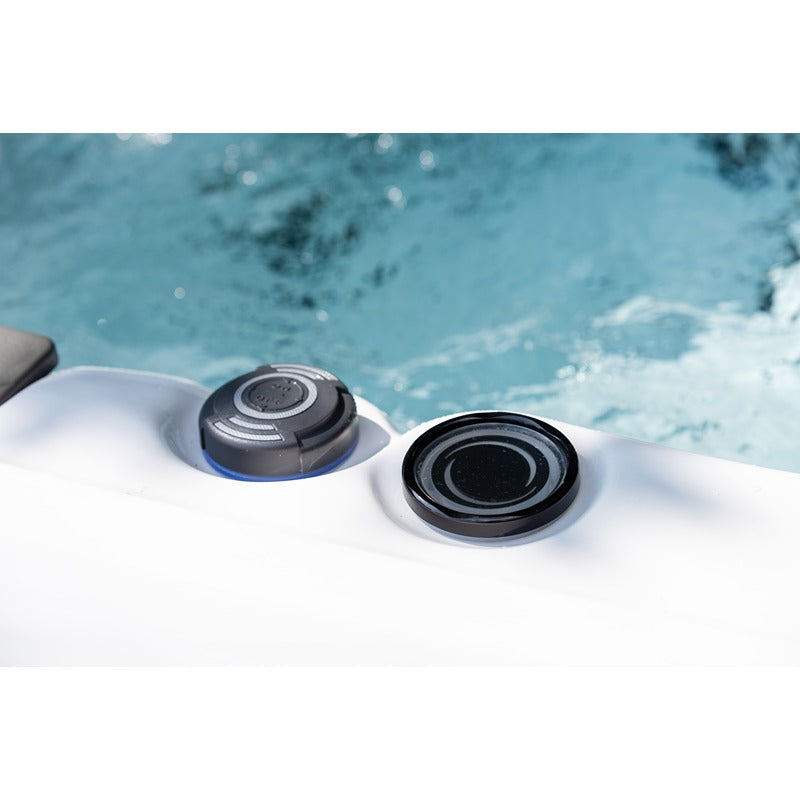 Detailansicht der Bedienelemente am Tokyo Premium Hot Tub von Platinum Spas – Steuerung der Massagedüsen direkt am Beckenrand