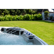 Tokyo Premium Hot Tub von Platinum Spas mit dekorativen Wasserfontänen – Whirlpool-Detail im stilvollen Gartenumfeld