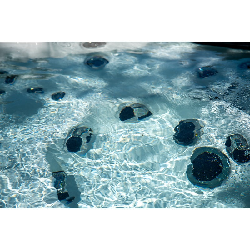 Unterwasseransicht der Massagedüsen im Tokyo Premium Hot Tub von Platinum Spas – kraftvolle Jet-Technologie für gezielte Hydrotherapie