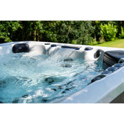 Tokyo Premium Hot Tub von Platinum Spas mit LED-beleuchtetem Wasserfall und ergonomischen Kopfstützen – Whirlpool im Gartenambiente