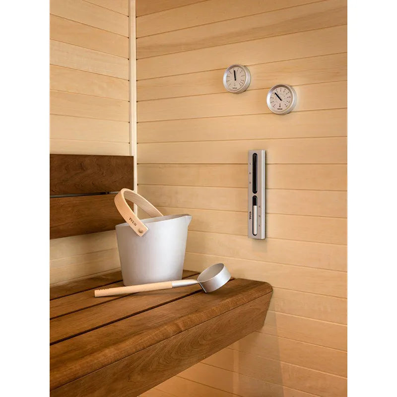 Tylö Brilliant Sauna-Set Eimer & Kelle Silber mit weißem Eimer und silberner Kelle auf Saunabank