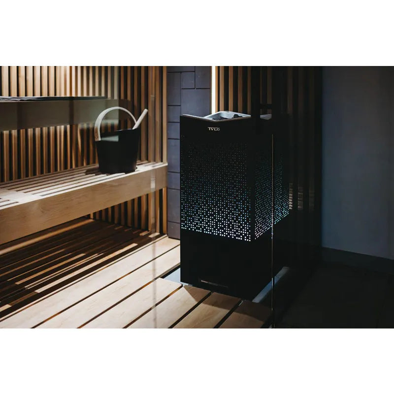 Tylö Crown Combi Saunaofen mit schwarzem Perforationsdesign in moderner Sauna mit Holzbank und Aufgusseimer