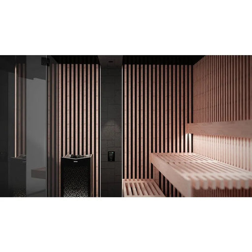 Modernes Sauna-Interieur der Tylö Reflection mit vertikalen Holzrippen aus Thermoerle, Sitzbänke und schwarzer Saunaofen in minimalistischer Designarchitektur.