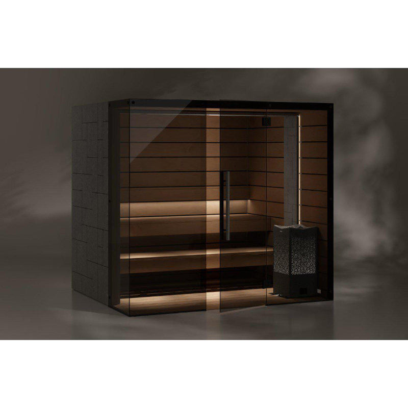 Tylö Reflection WIDE Sauna mit schwarzem Rahmen, Glastüren und holzverkleideten Innenwänden, komplettiert mit externem Saunaofen