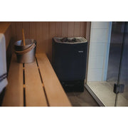 Tylö Sense Sport Saunaofen 6/8 kW mit integrierter Steuerung in moderner Sauna mit Holzbank