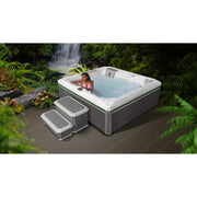 Wellis Atlas Life Premium Whirlpool mit 6 Sitzen und 43 Jets im tropischen Garten mit Wasserfall