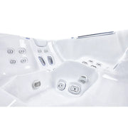 Wellis Atlas Life Whirlpool Innenansicht mit Massagedüsen, Sitzbereichen und Steuerungselementen