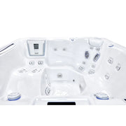 Wellis Atlas Life Whirlpool Innenansicht von oben mit 43 Jets, Düsen und Steuerungselementen