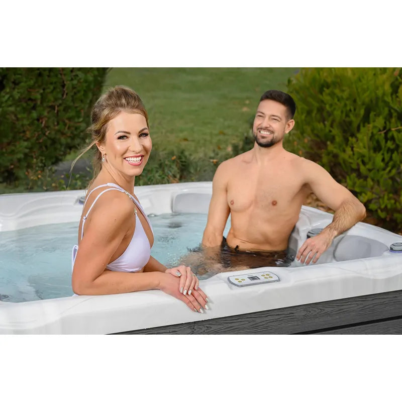 Wellis Budapest Life Premium-Whirlpool mit zwei Personen im Garten, Bedienfeld sichtbar