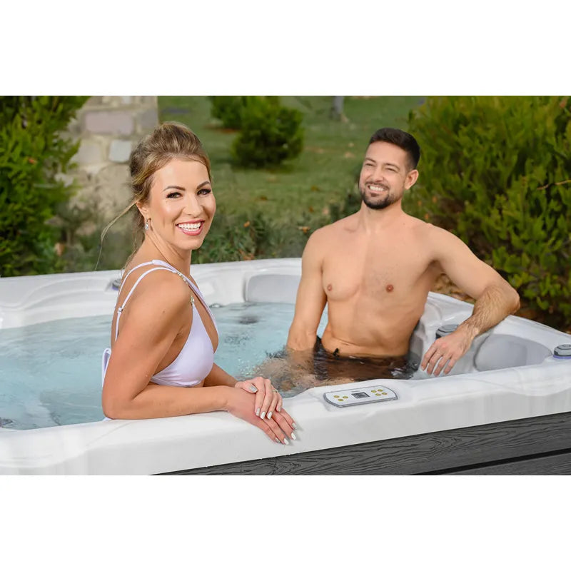 Wellis Budapest Life Premium-Whirlpool mit zwei Personen im Garten, Bedienfeld sichtbar