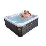 Wellis Budapest Life Premium-Whirlpool mit zwei Personen beim Entspannen im sprudelnden Wasser