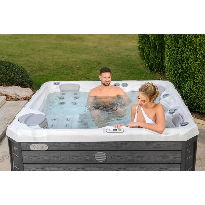Wellis Budapest Life Premium-Whirlpool mit zwei Personen im Garten, Massagedüsen und Bedienfeld sichtbar