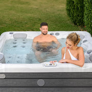 Wellis Budapest Life Premium-Whirlpool mit zwei Personen in Garten, Massagedüsen und Steuerung
