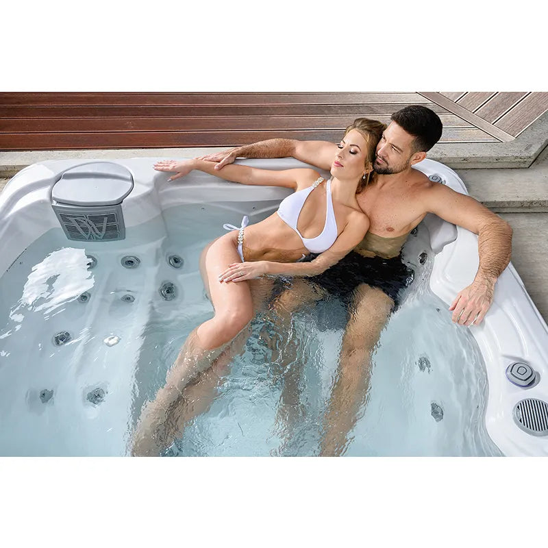Wellis Budapest Life Whirlpool mit zwei Personen in warmem Wasser, Massagedüsen sichtbar
