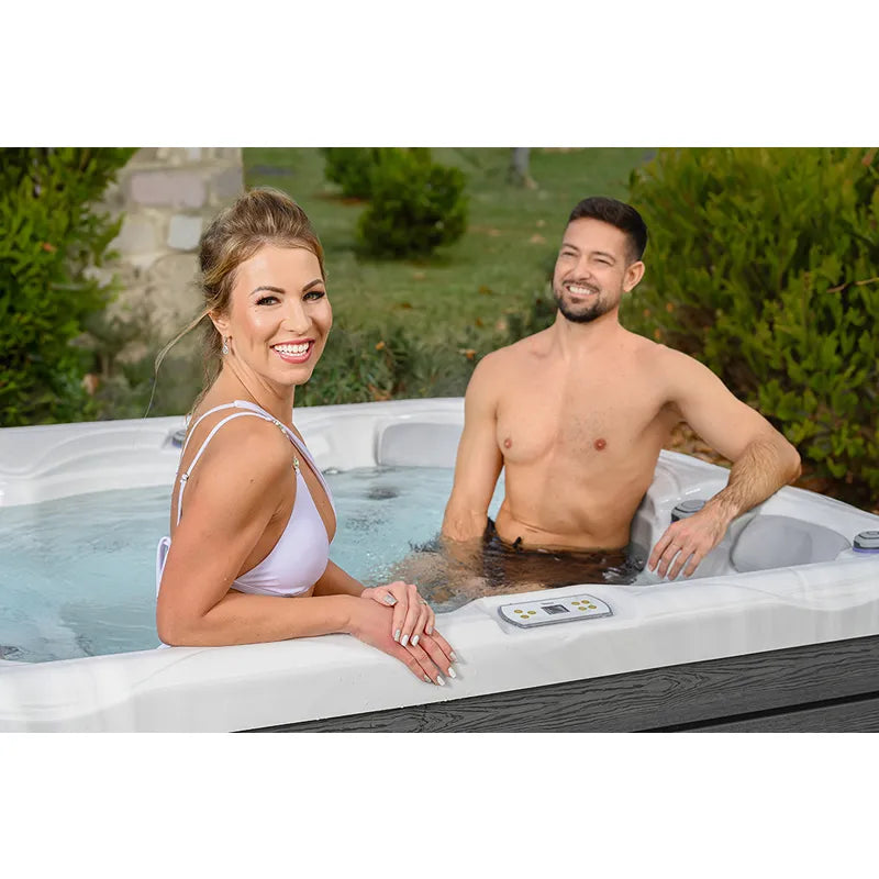 Wellis Budapest Life Premium-Whirlpool mit zwei Personen im warmen Wasser, modernes Design im Garten