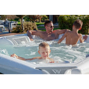 Wellis Elbrus Life Whirlpool mit Familie im Garten, sprudelndes Wasser und Massagejets