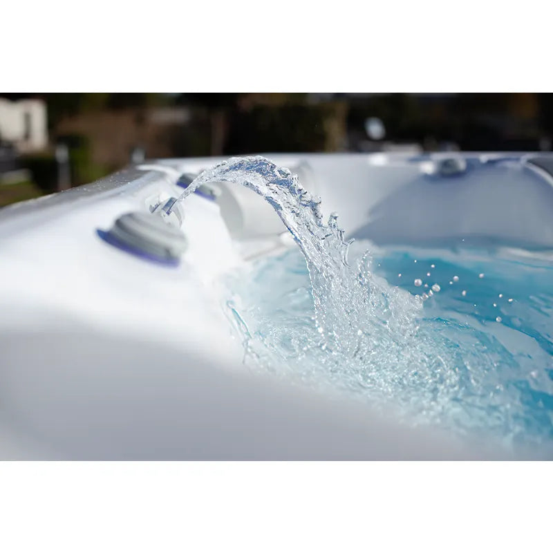 Wellis Elbrus Life Premium Whirlpool mit sprudelndem Wasser und Jet-Massage im Garten