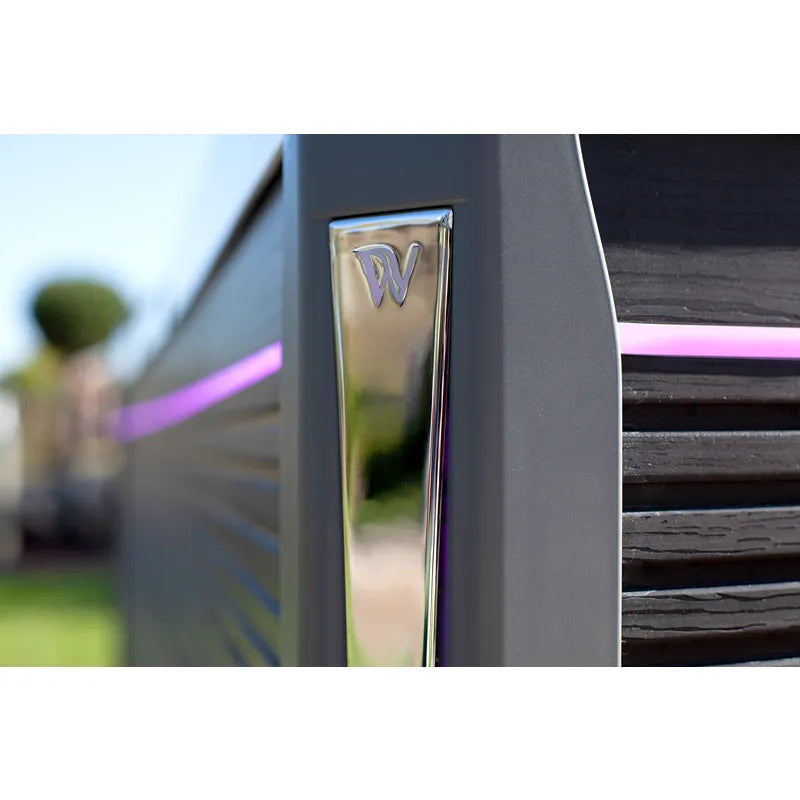 Wellis Elbrus Life Premium Whirlpool mit Wellis-Logo und LED-Beleuchtung im Garten