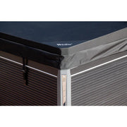 Wellis Elbrus Life Premium Whirlpool mit dunklem Acryl-Becken, Holzverkleidung und aufgespannter Abdeckung im Garten