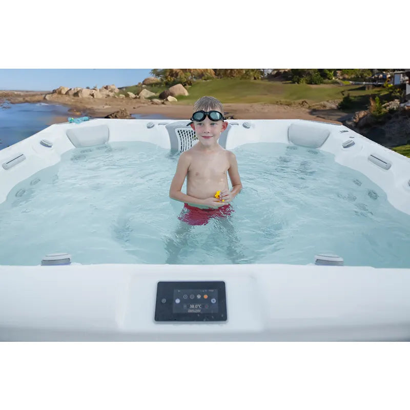 Wellis Elbrus Life Whirlpool mit Kind im warmen Wasser, Steuerungspad und Meerblick