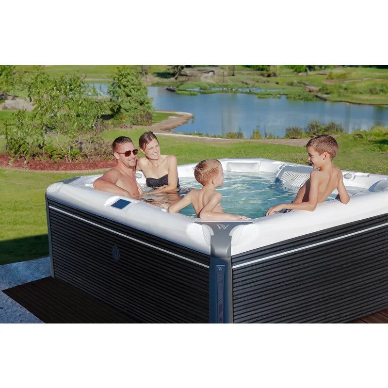Wellis Elbrus Life Premium Whirlpool mit Familie im Garten, 7 Sitze und 61 Jets, entspannung im Außenbereich