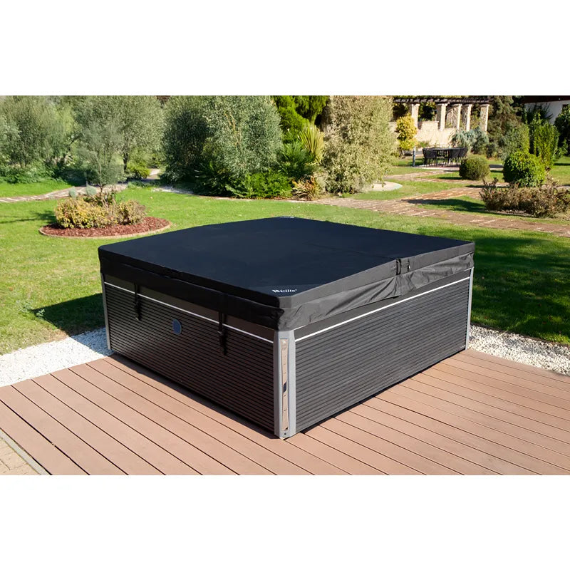Wellis Elbrus Life Premium Whirlpool mit schwarzer Abdeckung auf Holzterrasse im Garten