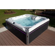 Wellis Elbrus Life Premium Whirlpool mit 7 Sitzen und 61 Jets auf Holzterrasse im Garten