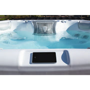 Wellis Elbrus Life Premium Whirlpool mit türkisblauem Wasser, Massagedüsen und digitaler Steuerung im Garten