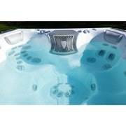 Wellis Elbrus Life Premium Whirlpool von oben mit 7 Sitzbereichen, 61 Jets und Wasserfontäne im Garten