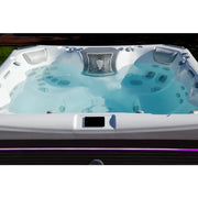 Wellis Elbrus Life Premium Whirlpool von oben mit 7 Sitzplätzen, türkisblauem Wasser und 61 Jets sichtbar